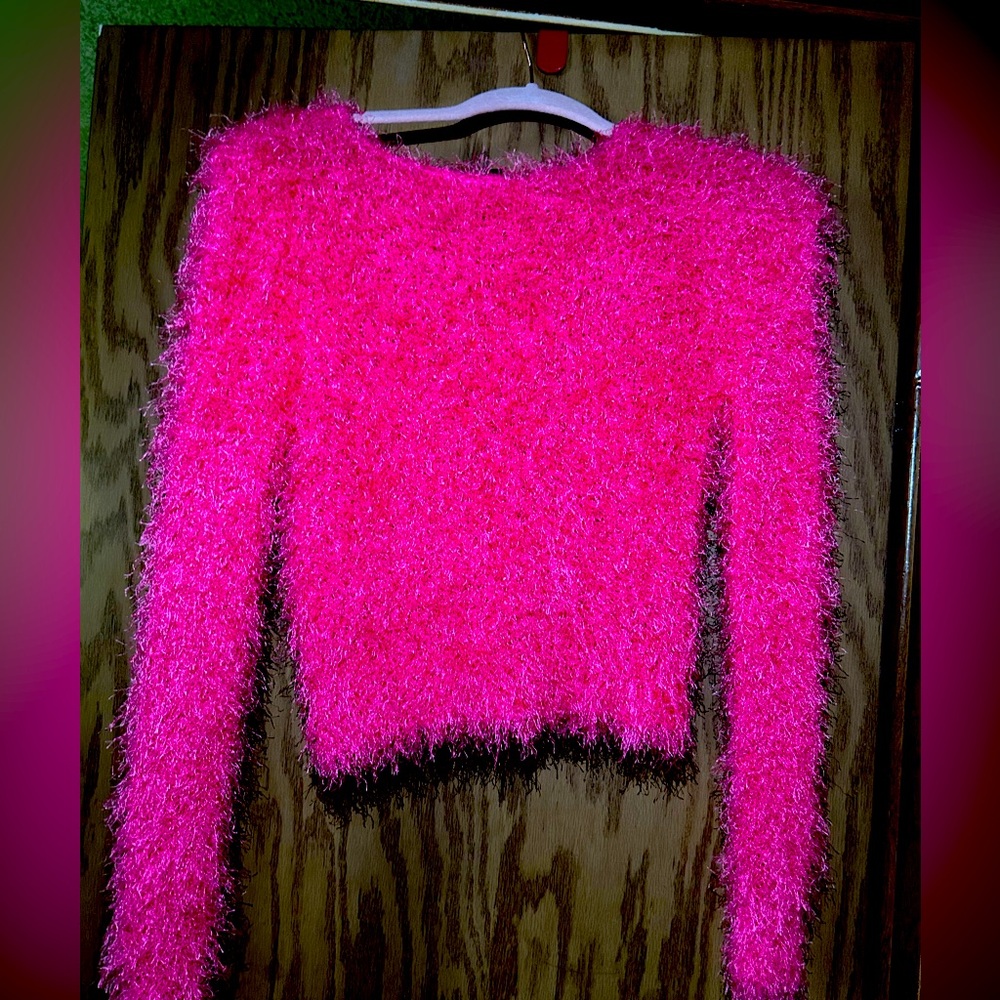 XS fuschia eyelash shirt. Crop style.